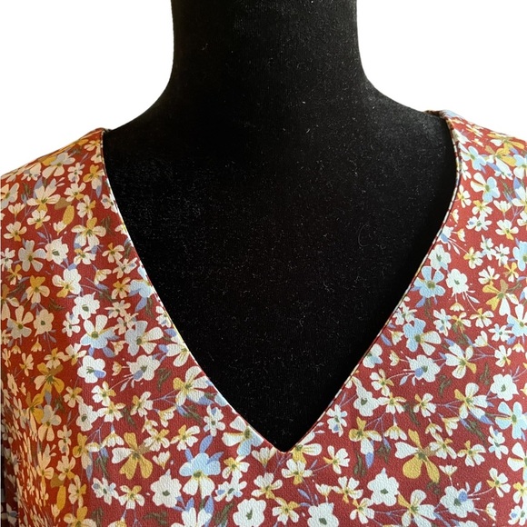 SHEIN rust red floral blouse, size medium. - Picture 5 of 9
